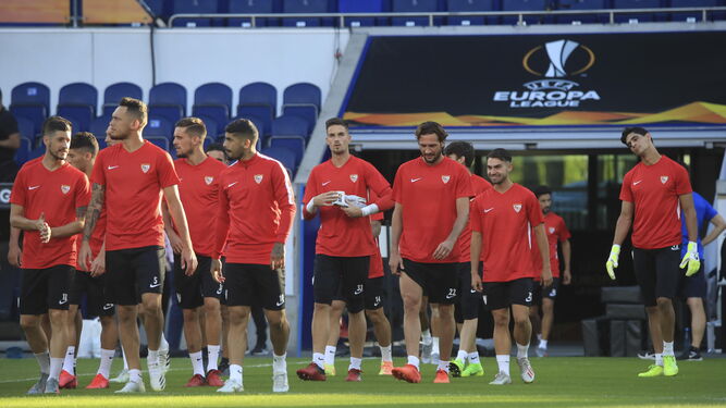 Los futbolistas del Sevilla salen al entrenamiento en Duisburgo.
