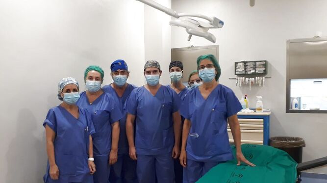 El quirófano del Hospital El Tomillar con la jefa de sección de Cirugía Lourdes Gómez Bujedo (izqda.),  acompañada de cirujanos, anestesistas y profesionales de enfermería.