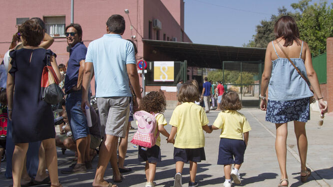 Llegada de los niños, en su primer día de clase, al Colegio Vara del Rey, en Sevilla.