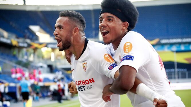 Koundé y En-Nesyri celebran el gol del marroquí a la Roma.