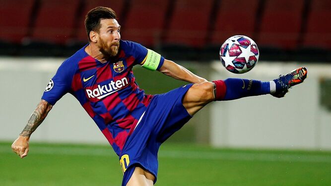 Messi controla el balón durante el partido.