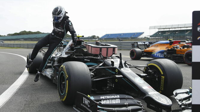 Valtteri Bottas se baja de su Mercedes en Silverstone tras conseguir la 'pole' para la carrera británica.