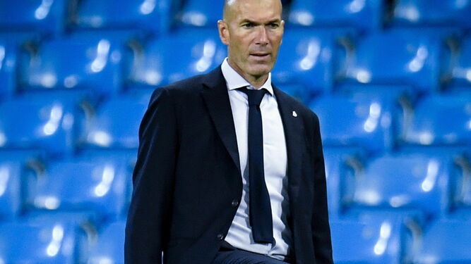 Zidane realiza un control del balón para devolverlo al campo con rapidez.