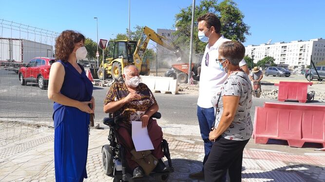 El delegado del Distrito Norte, Juan Antonio Barrionuevo, visita con los vecinos de San Jerónimo las obras del carril bici.
