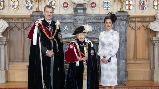 Felipe VI, al recibir la Orden de la Jarretera británica en 2019, de manos de Isabel II