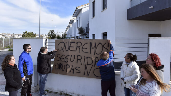 Vecinos de una barriada exigen actuación ante los 'okupas'.