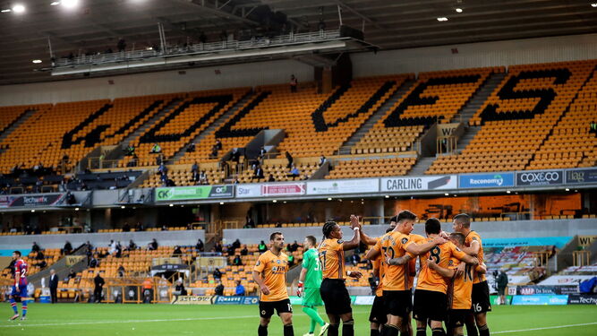Varios jugadores del Wolverhampton se abrazan en un partido.
