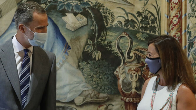 Felipe VI y la presidenta balear, en su reunión de este lunes.