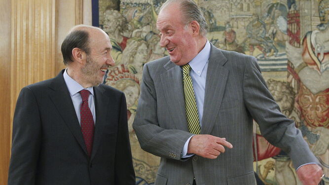 El rey Juan Carlos con  Alfredo Pérez Rubalcaba recién elegido secretario general del PSOE  en febrero de 2012.