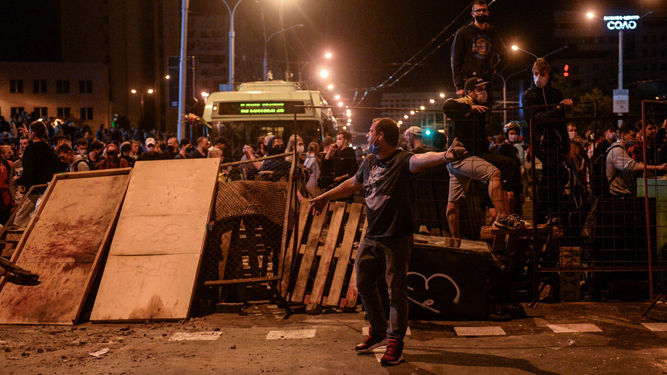 Manifestantes en una barricada en Minsk.