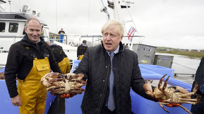 El primer ministro, Boris Johnson, sujeta dos cangrejos en un visita a Escocia.