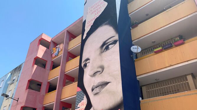 Mural realizado por el artista urbano Smile con motivo del centenario de Amália Rodrigues.
