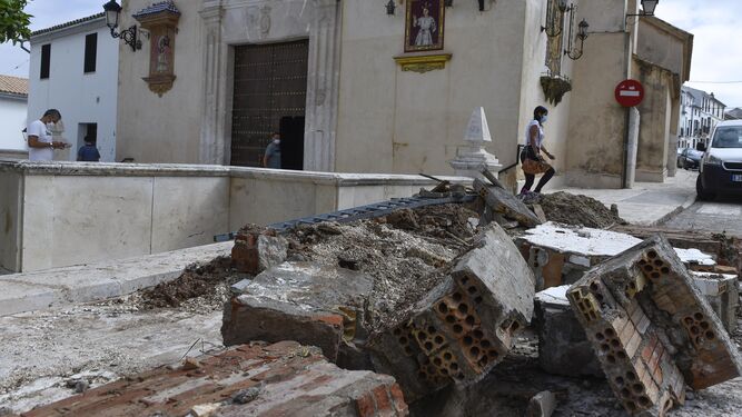 Escombros junto a la iglesia de la Virgen de los Remedios.