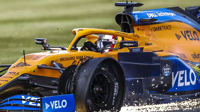 El McLaren de Carlos Sainz, en plena frenada en el circuito de Silverstone.