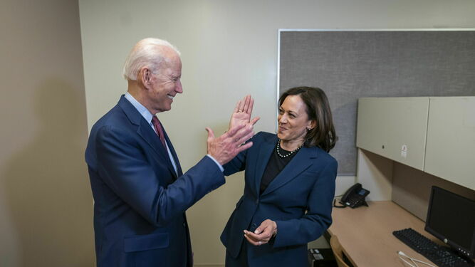 Joe Biden saluda a Kamala Harris tras su candidatura a vicepresidenta.