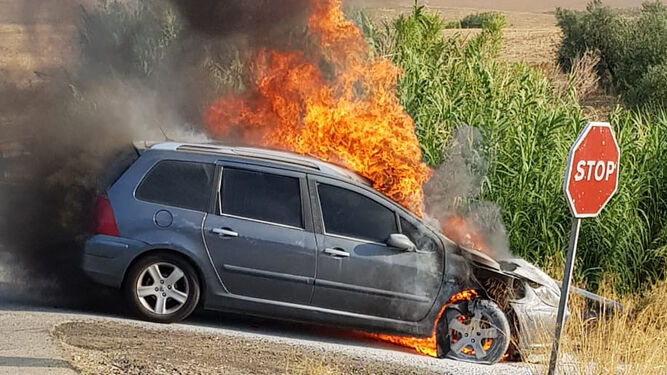 Coche incendiado en la carretera de Salteras.