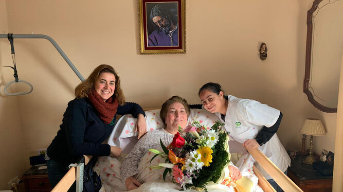 Una de las pacientes, junto a su cuidadora y una familiar, el día de su cumpleaños.