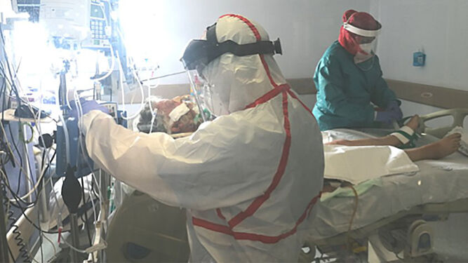 Personal sanitario atiende a un paciente en la UCI del Hospital Universitario Torrecárdenas de Almería.