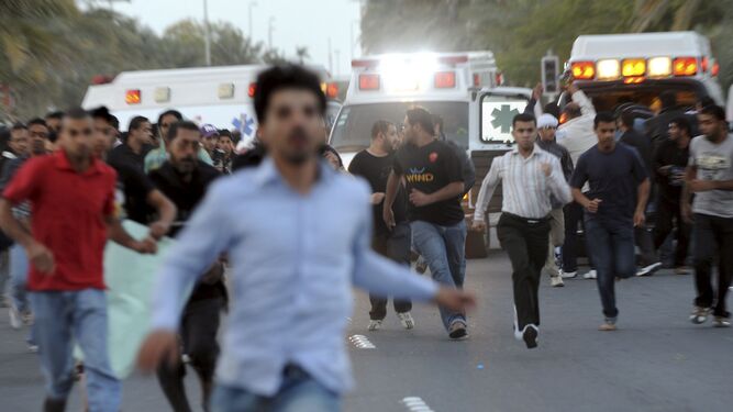 Manifestantes huyen en Bahréin tras una carga policial, en el año 2011.