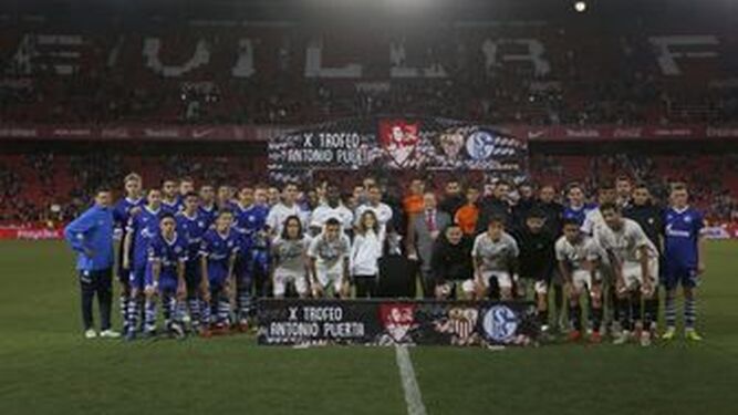 Sevilla y Schalke 04 posan al final del Torneo Antonio Puerta, en marzo de 2019.