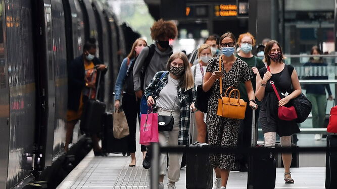 Viajeros británicos llegan a Londres en tren desde Francia.