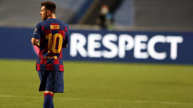 Messi, con un simbólico cartel de respeto al fondo durante la humillación al Barcelona en Lisboa por parte del Bayern de Múnich.