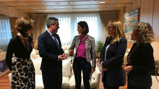 La presidenta del WTTC, Gloria Guevara, y la ministraReyes Maroto, junto a otras responsables del Gobierno conversan con el alcalde de Sevilla, Juan Espadas, con motivo de la cumbre del turismo celebrada en la capital hispalense en 2019.