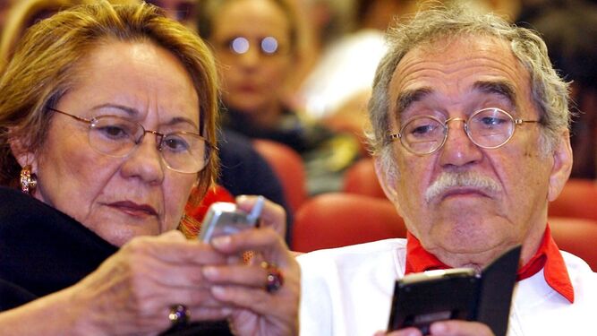Mercedes Barcha, con García Márquez en el Teatro Karl Marx de La Habana en 2003.