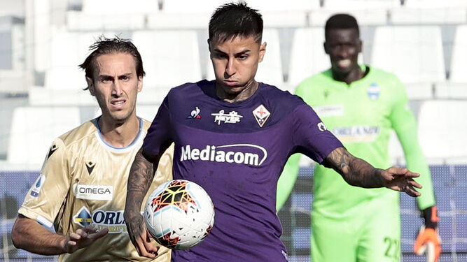 Pulgar intenta controlar el balón ante un rival en un SPAL-Fiorentina.