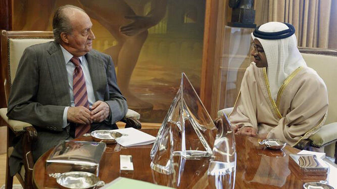 Juan Carlos I, en una reunión con un alto cargo del gobierno de Emiratos Árabes Unidos.
