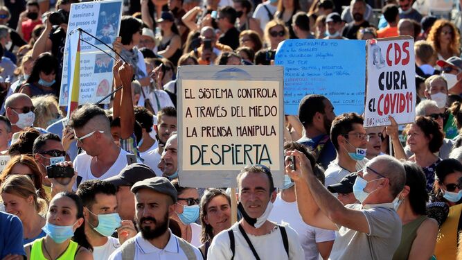 Vista de los asistentes a la manifestación que se celebró el domingo en la Plaza de Colón de Madrid en contra del uso de las mascarillas.