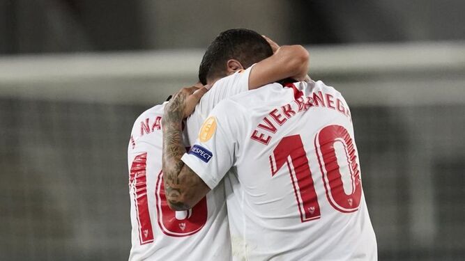 Jesús Navas y Banega, fundidos en un emocionado abrazo al final del partido ante el United.