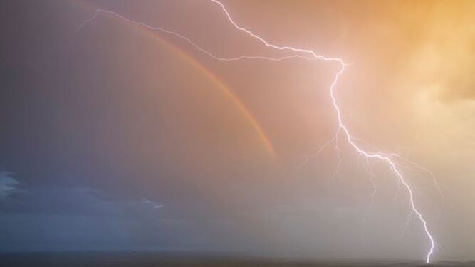 Un espectacular rayo y un arcoiris capturados en la misma foto