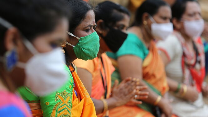 Un grupo de mujeres con mascarilla en India.