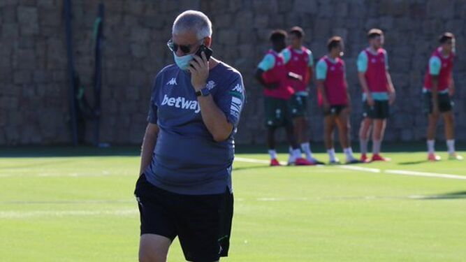 Antonio Cordón habla por teléfono durante un entrenamiento.