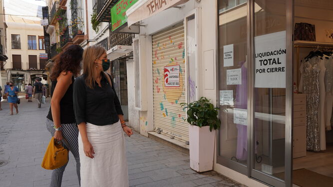 La portavoz municipal de Vox, Cristina Peláez, visitando algunas calles comerciales de Sevilla.