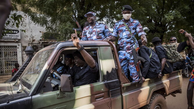 Los malienses vitorean a los militares y a la policía mientras conducen por las calles de Bamako, este miércoles, un día después del golpe de Estado.