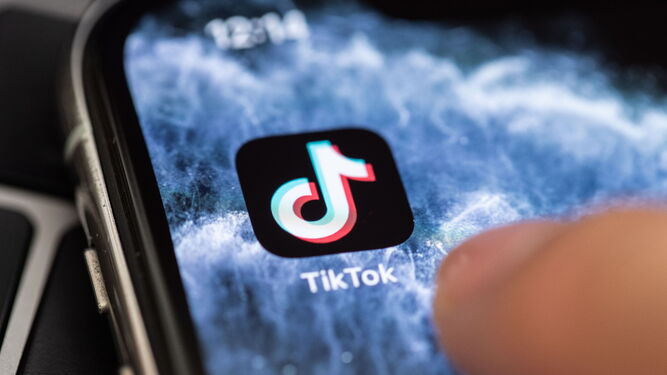 Acceso directo a la app Tik Tok en la pantalla de un smartphone.