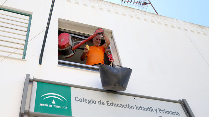 Obras en un colegio de Huelva para adecuar las instalaciones a la pandemia.