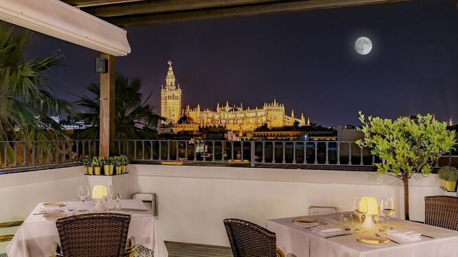 La terraza del Hotel Vincci La Rábida ofrece una de las mejores vistas de Sevilla en noches de luna llena.a en