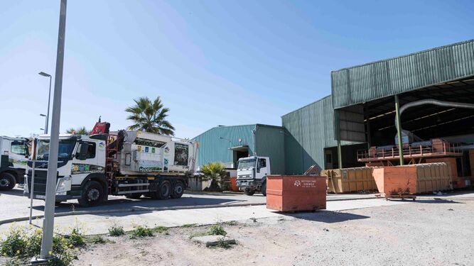 Camiones en la plata de tratamiento de residuos y vertedero del Consorcio Estepa-Sierra Sur.
