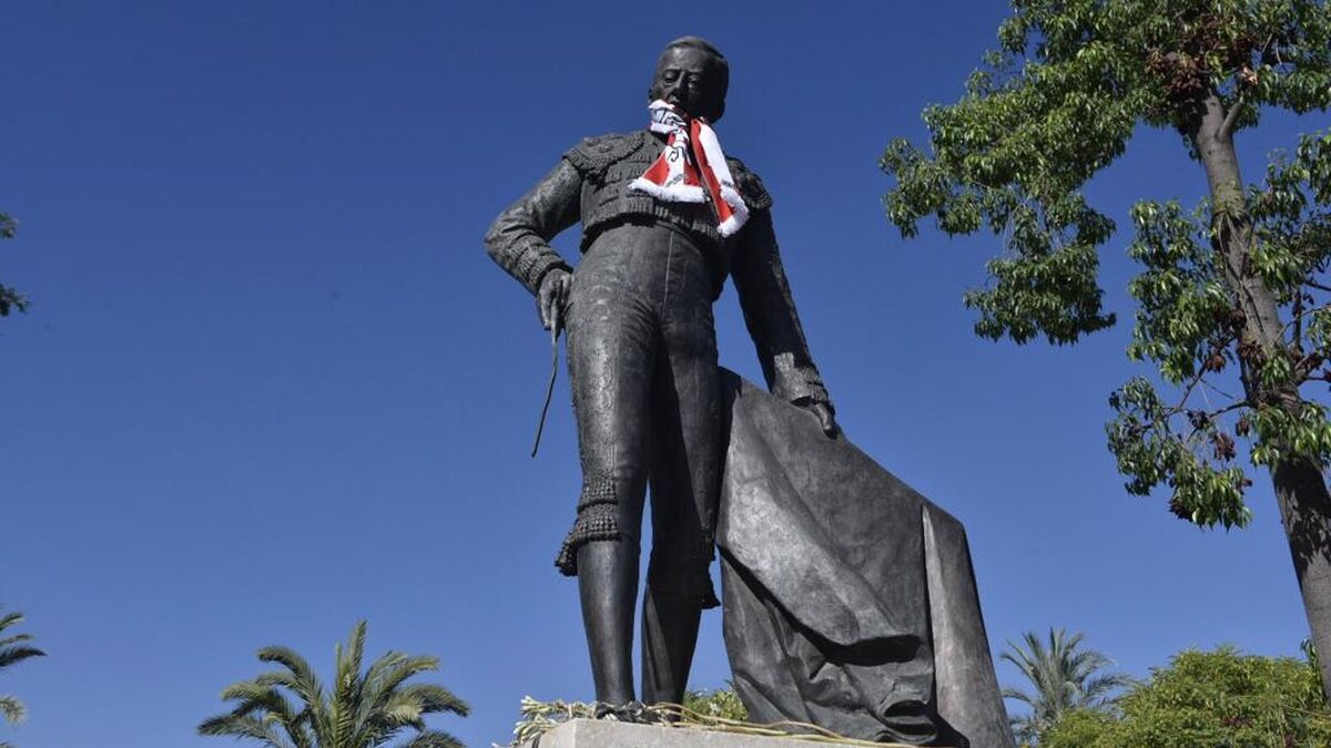 Las estatuas de los toreros del Paseo Colón han amanecido con bufandas del Sevilla.