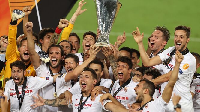 Los jugadores del Sevilla FC con la sexta Europa League.