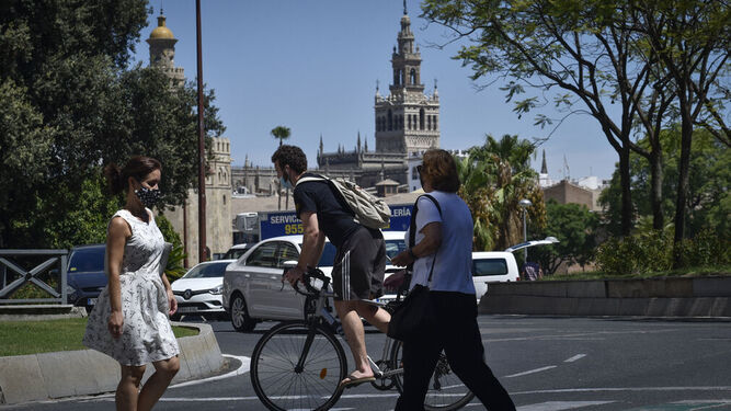 Uso de mascarillas por las calles de Sevilla.