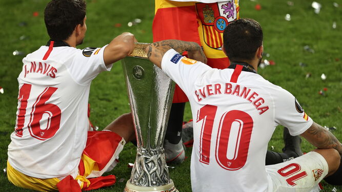 Éver Banega, junto a Jesús Navas con el trofeo de la Europa League.