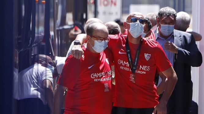 Castro y Monchi se abrazan al aterrizar en Sevilla, con Jesús Gómez detrás.