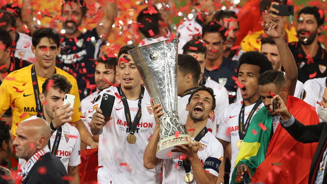 Jesús Navas levanta emocionado el trofeo entre sus compañeros.