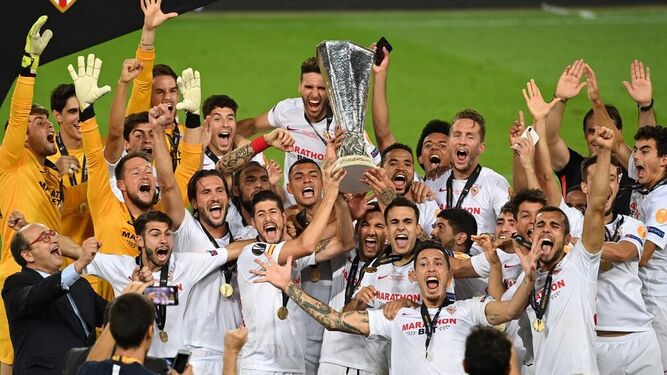 La copa de la UEFA Europa League, levantada por Jesús Navas entre sus compañeros.