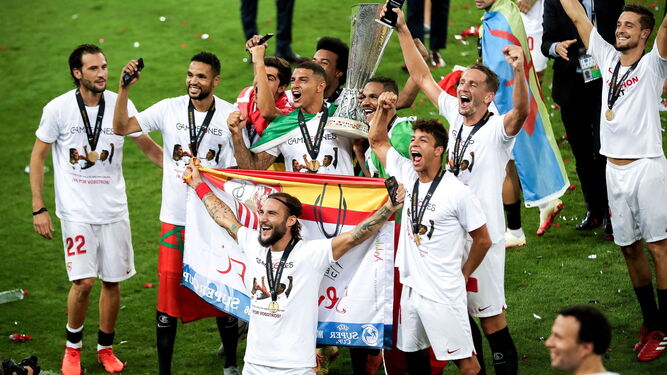 Los futbolistas del Sevilla festejan el título de Europa League en el césped de Colonia.