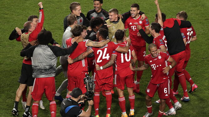 Los jugadores del Bayern celebran su victoria.